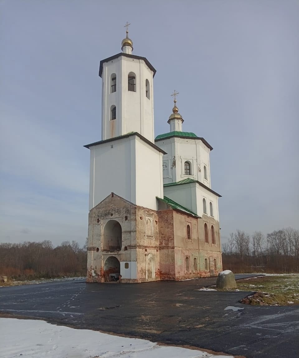 Член Псковского облсовпрофа помогает восстанавливать храм Николая Чудотворца