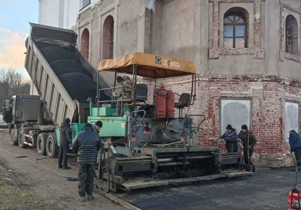 Член Псковского облсовпрофа помогает восстанавливать храм Николая Чудотворца