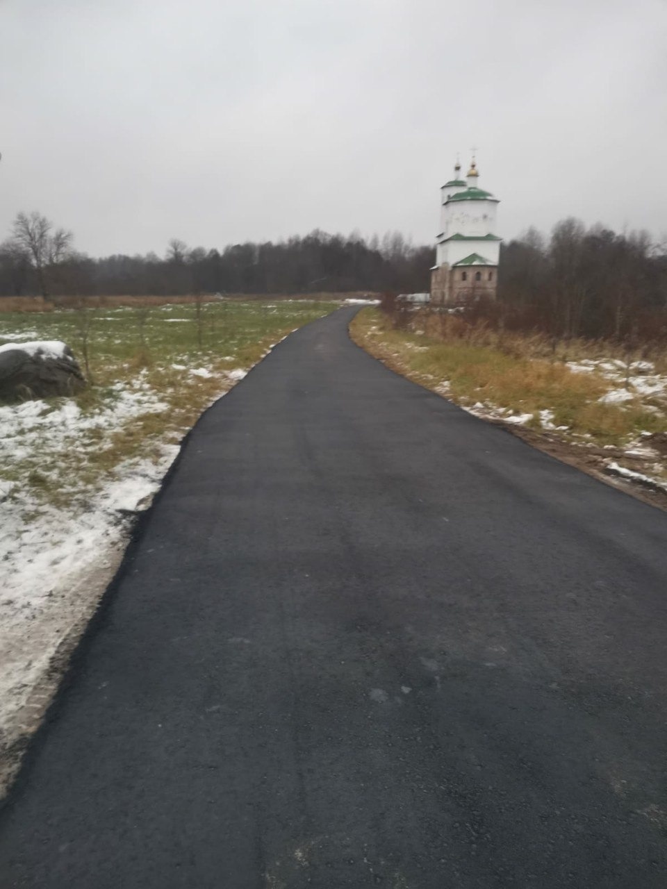 Член Псковского облсовпрофа помогает восстанавливать храм Николая Чудотворца