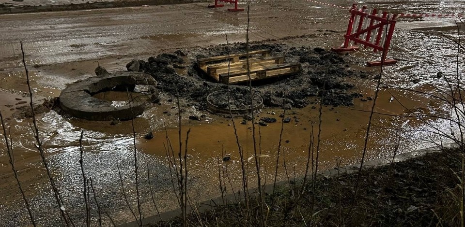 Подземные переходы в Великих Луках затопило из-за прорыва магистрали водопровода