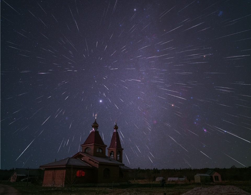 Псковский астроном-любитель снял метеорный поток Геминиды над карельским монастырем