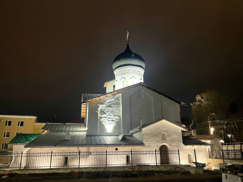 Архитектурная подсветка заработала в церкви Николы со Усохи в Пскове