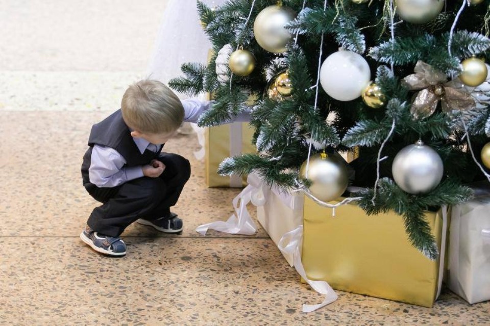 Около 32 тысяч псковских детей получат сладкие новогодние подарки
