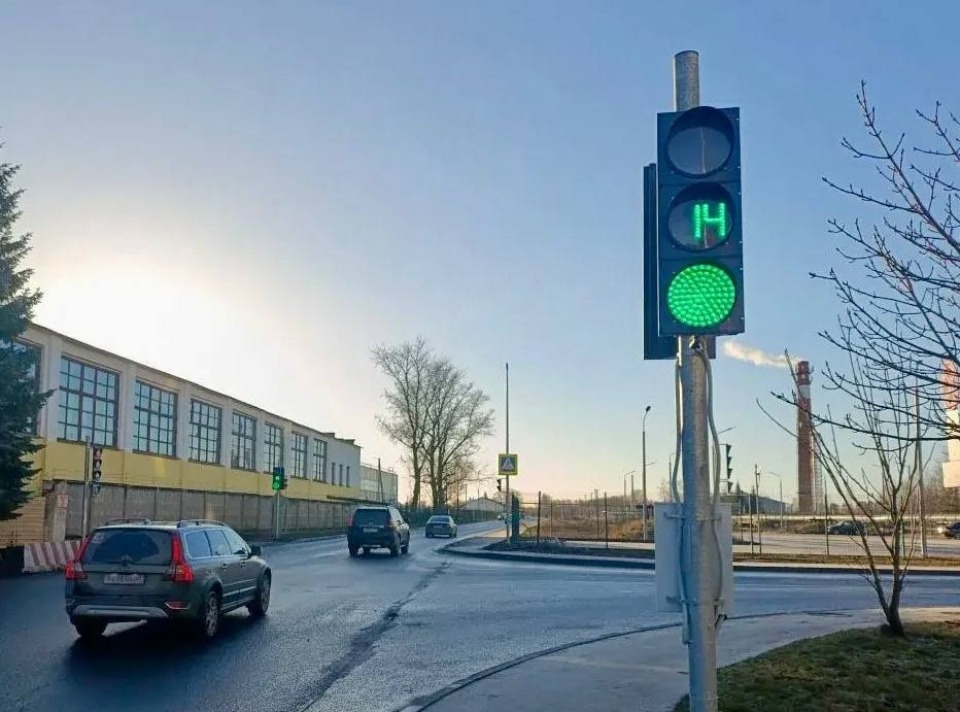 На перекрестке улиц Генерала Маргелова и Шестака в Пскове поставили новый светофор