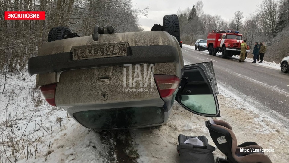 Супруги с тремя детьми попали в аварию в Усвятском районе Супруги с тремя детьми попали в аварию в Усвятском районе