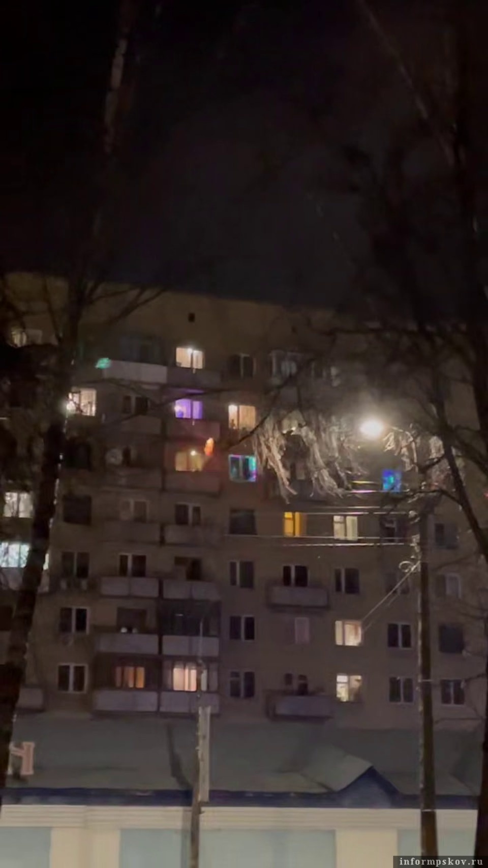Проверку из-за запуска пиротехники из окна многоквартирного дома проводят в Пскове Проверку из-за запуска пиротехники из окна многоквартирного дома проводят в Пскове