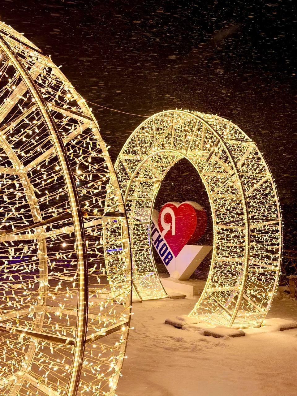 В Пскове началась заливка катка возле стелы «Я люблю Псков»