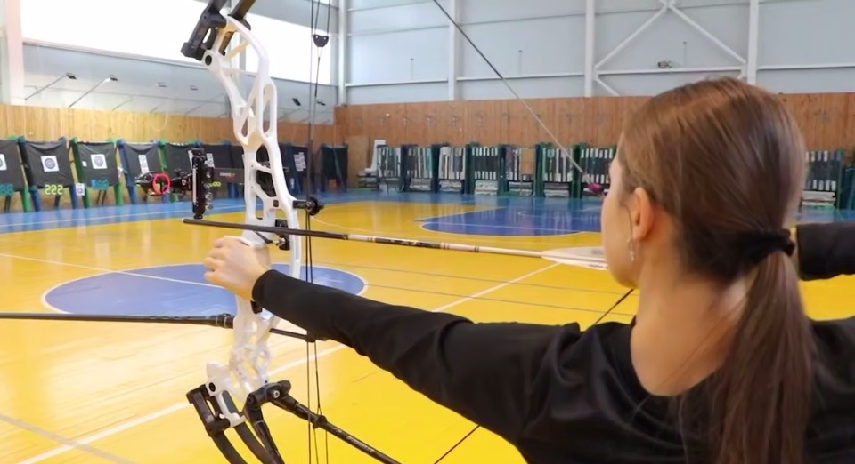 Шесть современных луков закупили для великолукской спортшколы «Олимп»