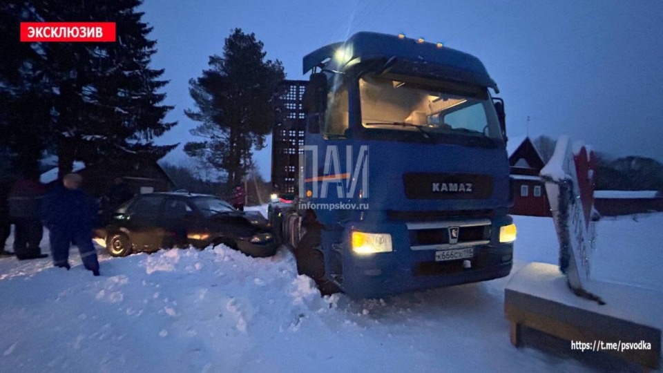 В Стругокрасненском районе произошло ДТП с участием КамАЗа