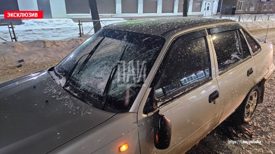 Мужчину госпитализировали после наезда автомобиля в Великих Луках