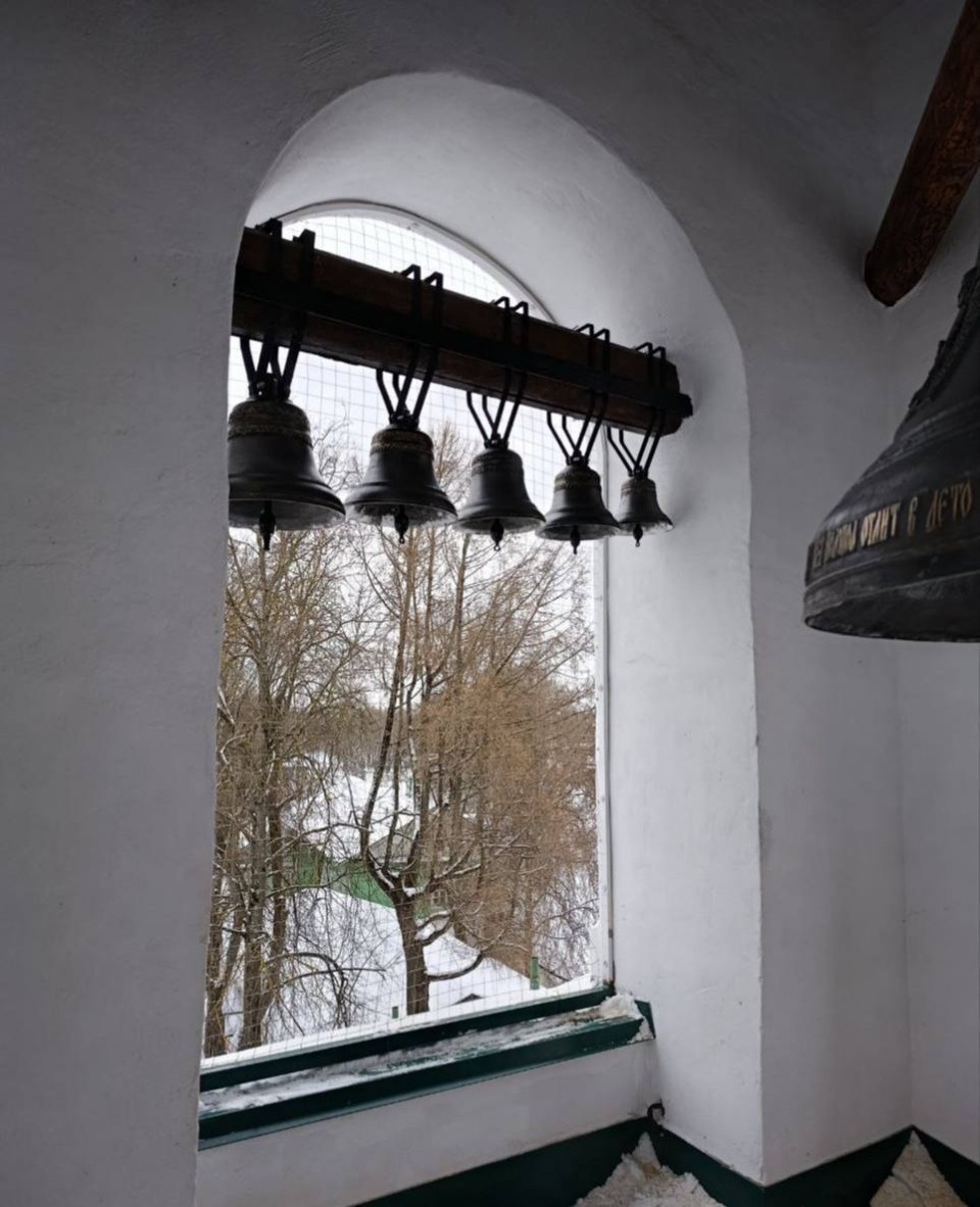 Новые колокола установили на колокольне Стефановской церкви в Пскове