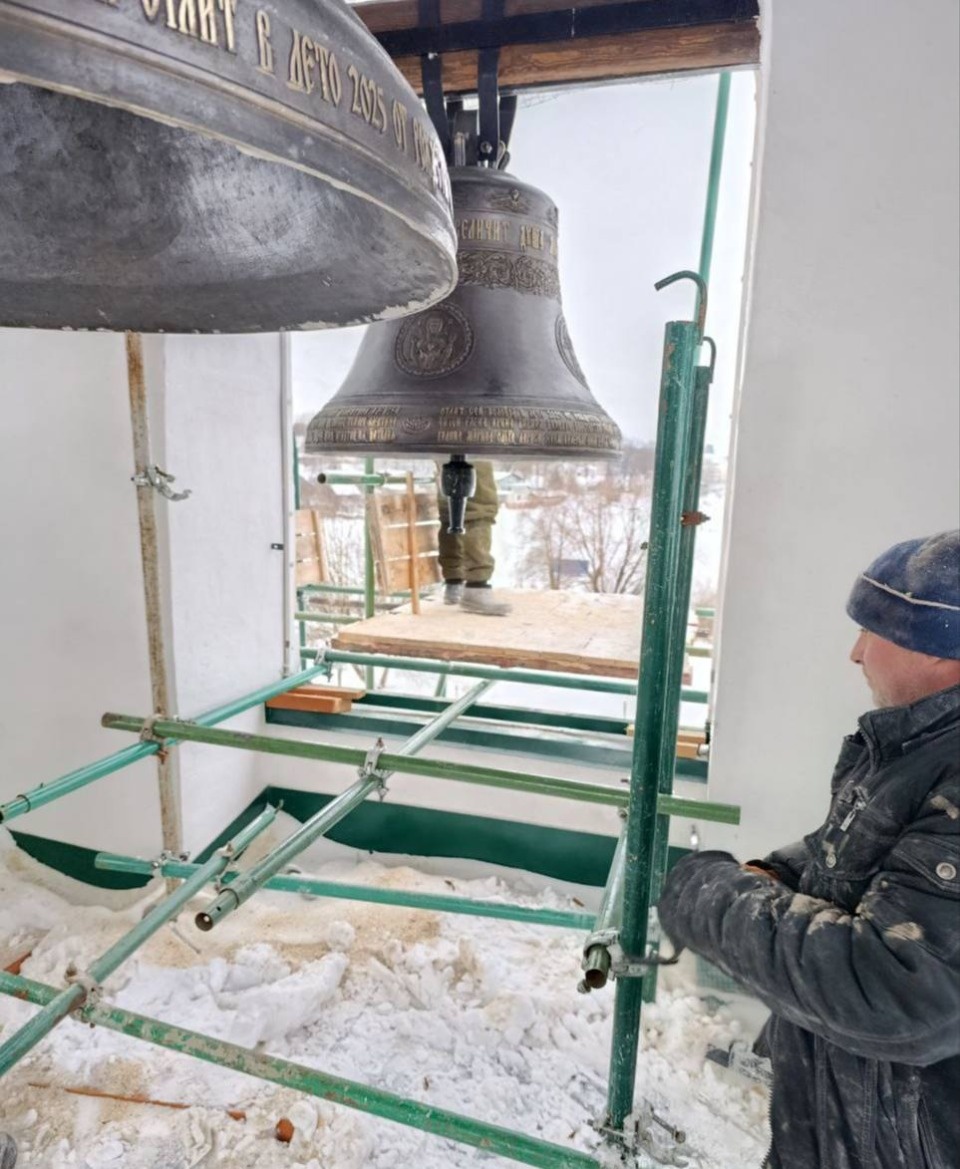 Новые колокола установили на колокольне Стефановской церкви в Пскове