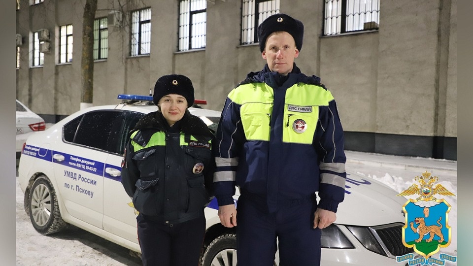 В Пскове сотрудники ДПС помогли ликвидировать возгорание микроавтобуса В Пскове сотрудники ДПС помогли ликвидировать возгорание микроавтобуса