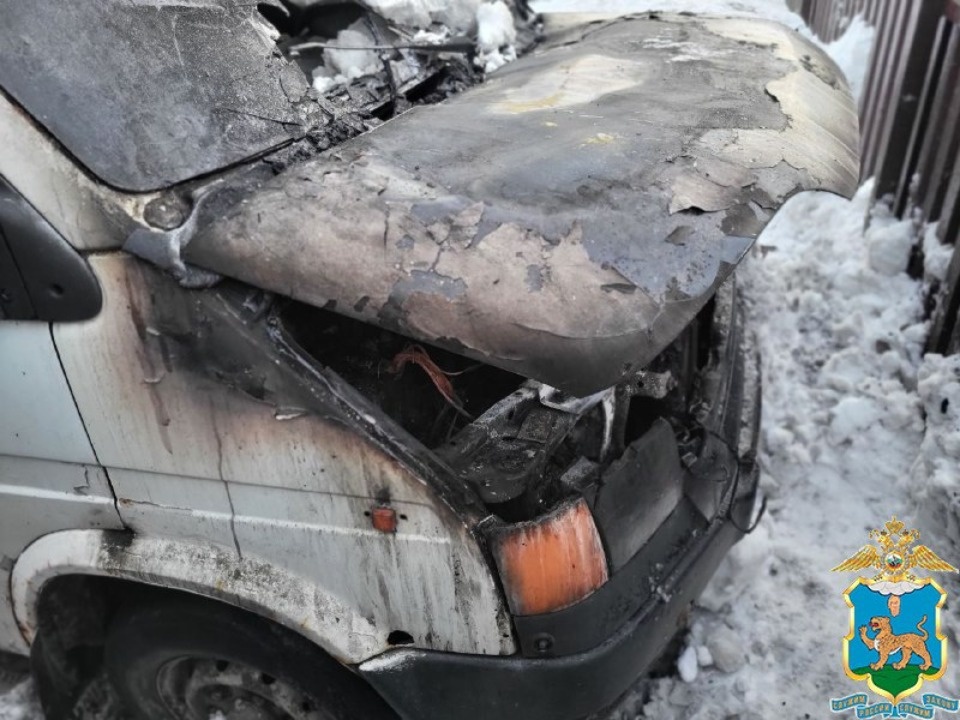 В Пскове сотрудники ДПС помогли ликвидировать возгорание микроавтобуса В Пскове сотрудники ДПС помогли ликвидировать возгорание микроавтобуса