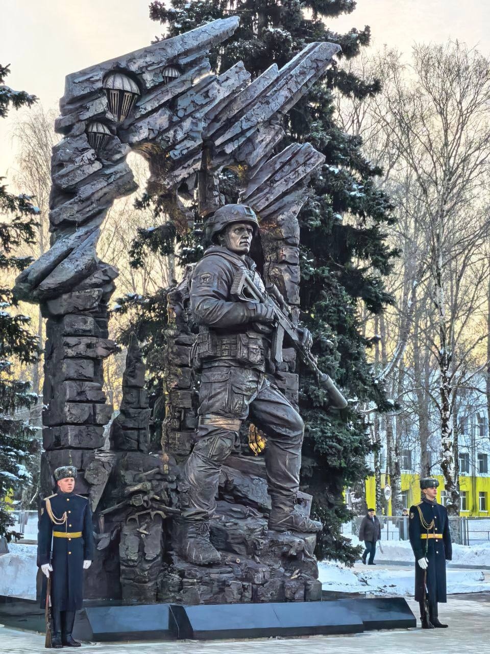 В Пскове открыли два памятника в честь псковских героев-десантников
