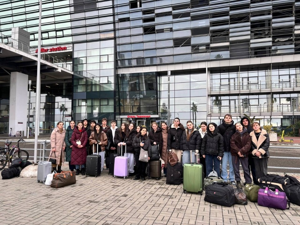 20 абхазских школьников отправились в Псковскую область для участия в культурно-образовательном проекте