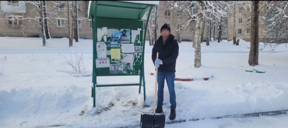 Великолучанина отправили на уборку снега за неуплату алиментов в 800 тысяч рублей