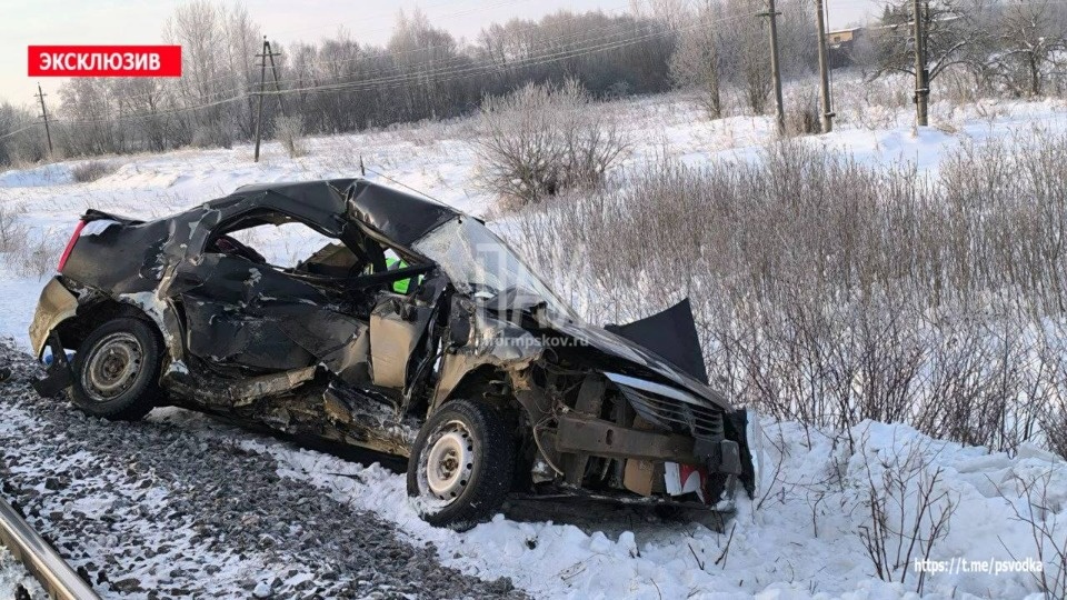 Четыре человека погибли в результате столкновения машины с поездом в Псковской области Четыре человека погибли в результате столкновения машины с поездом в Псковской области