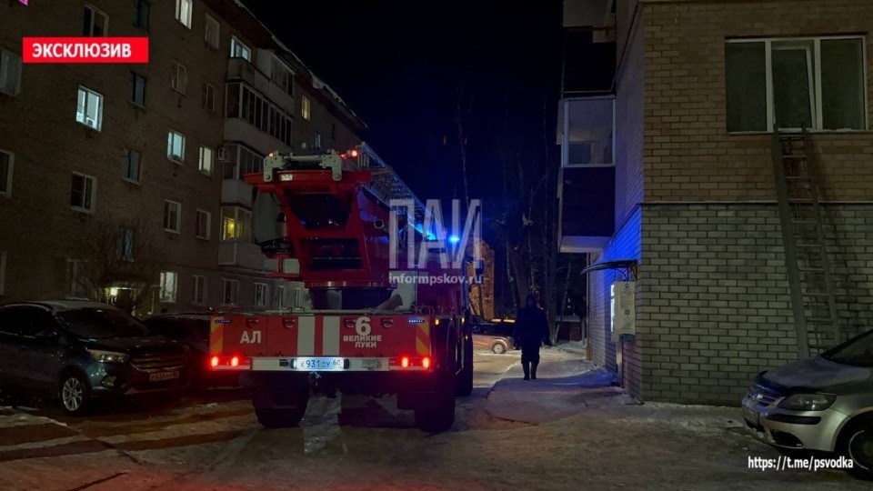 Малоподвижного великолучанина спасли из горящей квартиры Малоподвижного великолучанина спасли из горящей квартиры