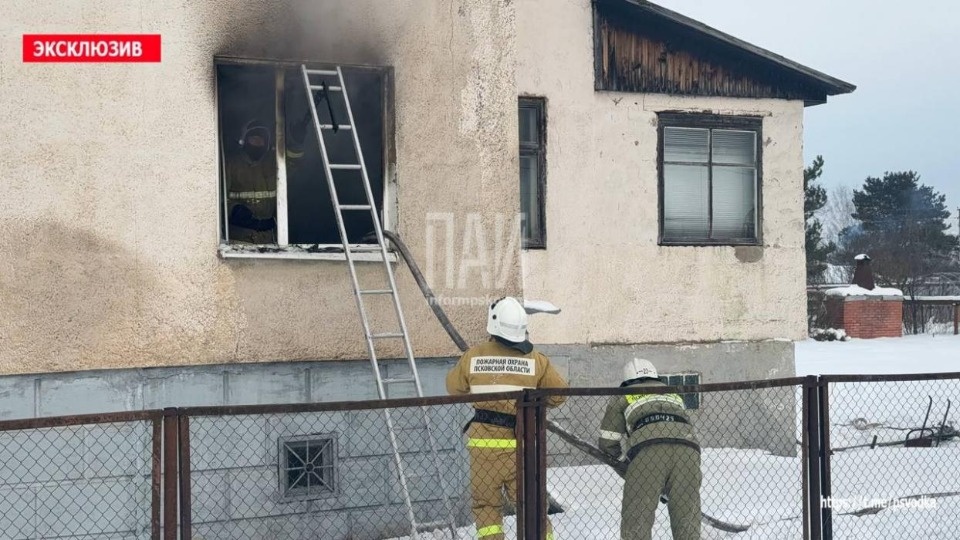 Горящая свеча привела к пожару в квартире в Печорах