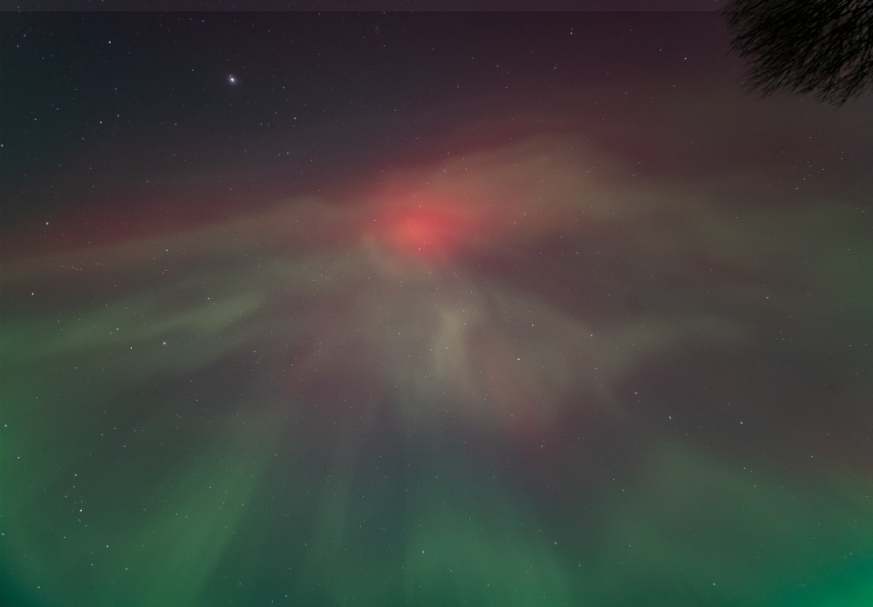 Астроном запечатлел полярное сияние над Изборском