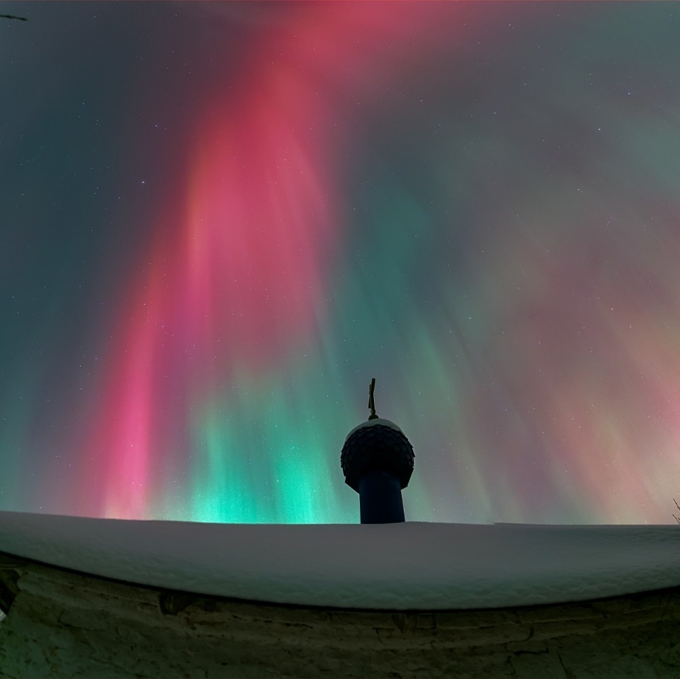 Астроном запечатлел полярное сияние над Изборском