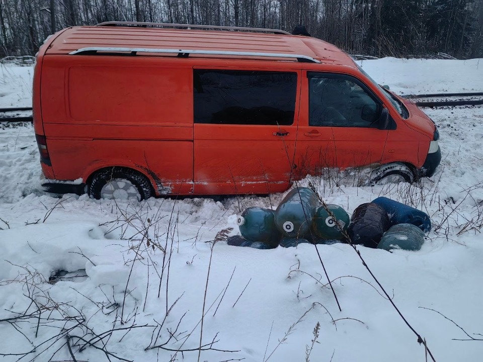 590 килограммов горючего слили двое псковичей из тепловоза 590 килограммов горючего слили двое псковичей из тепловоза