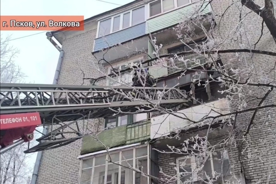 Двух человек эвакуировали во время пожара в Пскове