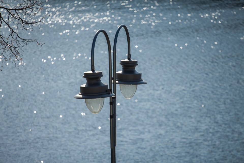 Ликвидировать «темные пятна» планируют на двух улицах и перекрестке в Пскове в этом году 