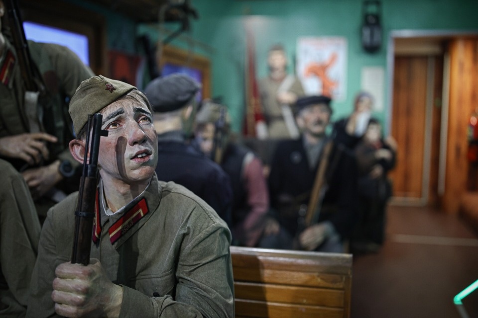 Школьники стали первыми посетителями «Поезда Победы» в Пскове 