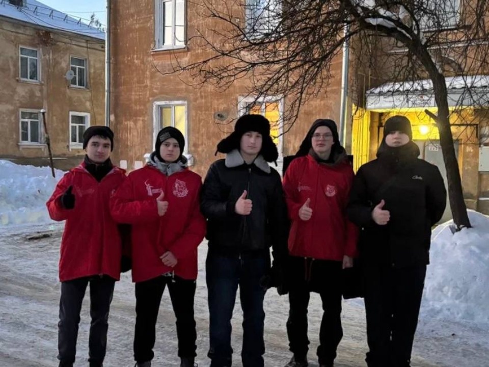 В Великих Луках волонтеры помогли матери участника СВО сложить дрова