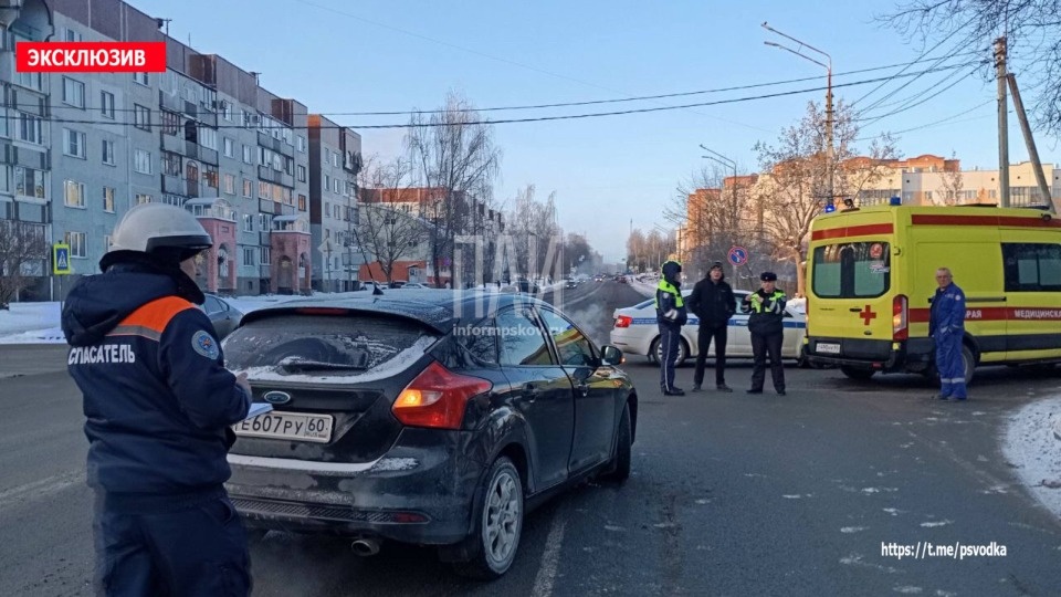 Девушке потребовалась госпитализация после наезда автомобиля в Пскове Девушке потребовалась госпитализация после наезда автомобиля в Пскове