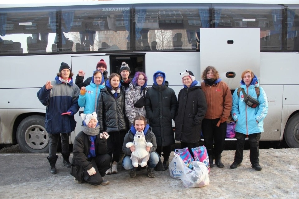 Петербургские волонтеры приехали в Плюссу помогать семьям участников СВО и пожилым гражданам Петербургские волонтеры приехали в Плюссу помогать семьям участников СВО и пожилым гражданам