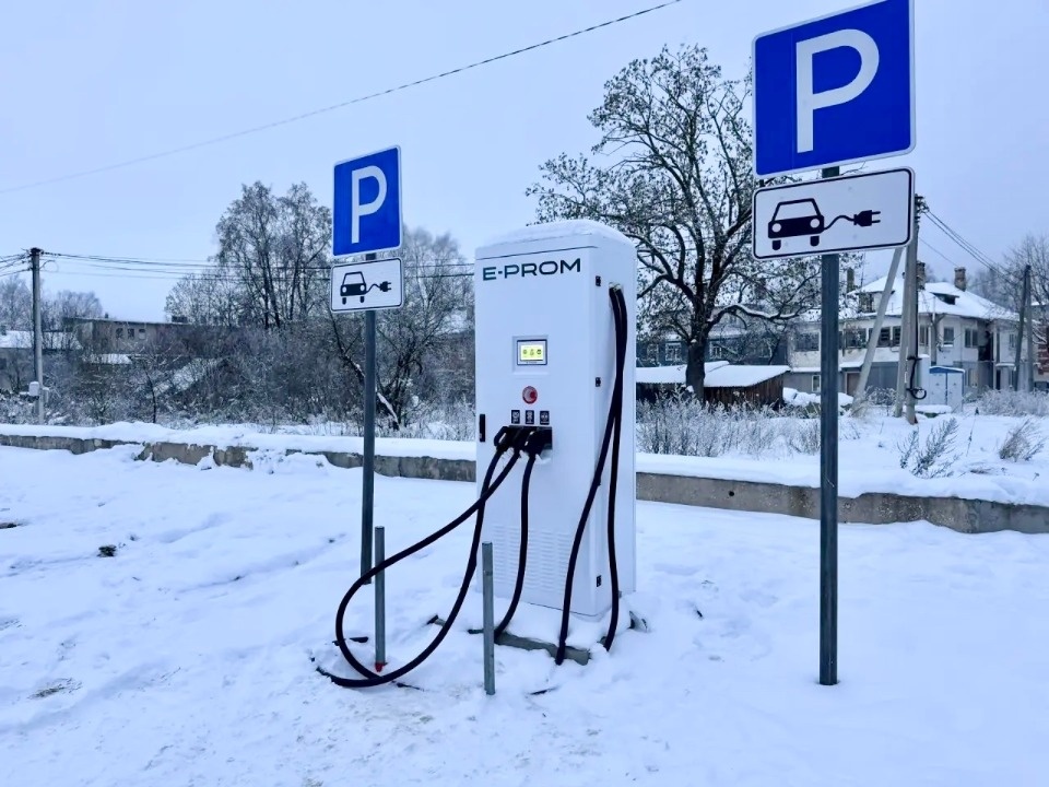 В Печорах установили пункт зарядки электромобилей В Печорах установили пункт зарядки электромобилей