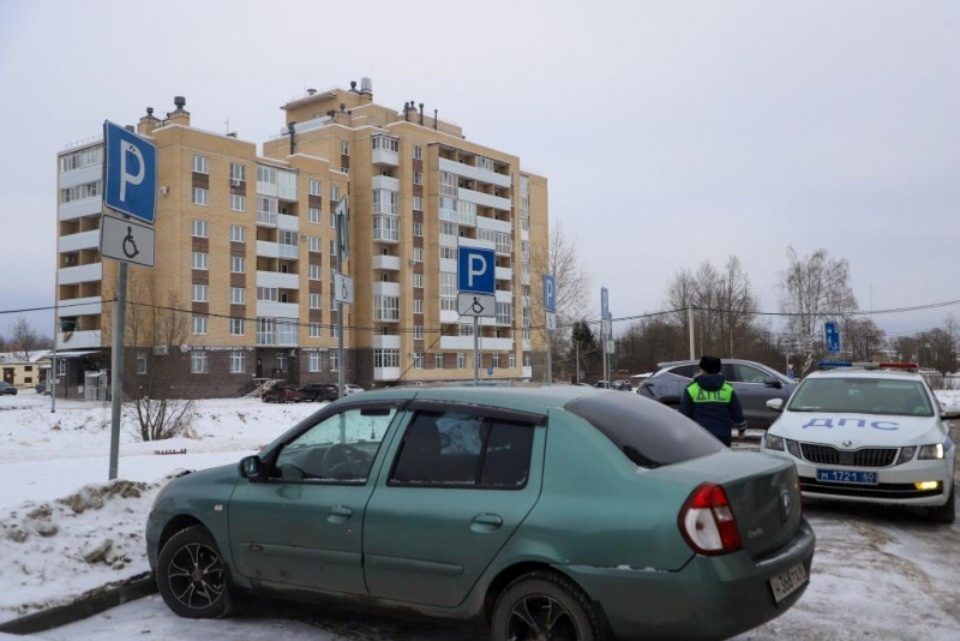 С начала года в Пскове за парковку на инвалидных местах оштрафовали более 50 водителей