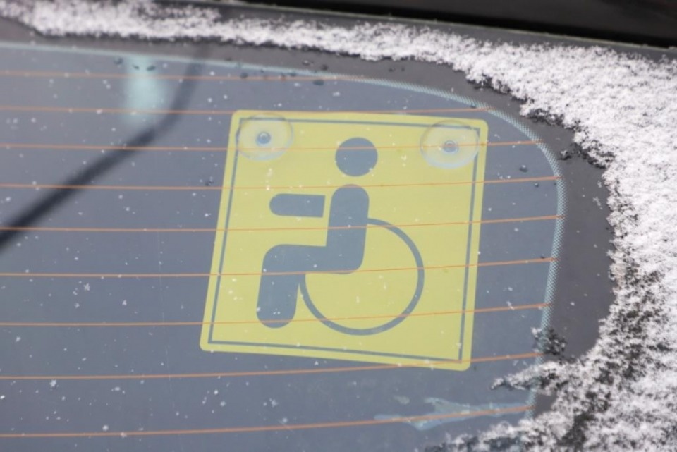 С начала года в Пскове за парковку на инвалидных местах оштрафовали более 50 водителей