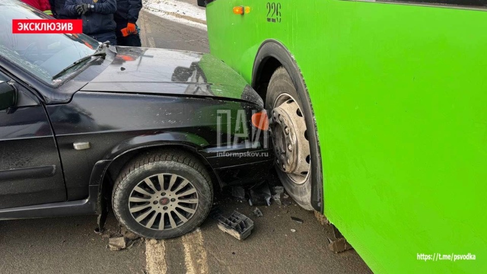 Автомобиль без водителя столкнулся с рейсовым автобусом в Пскове Автомобиль без водителя столкнулся с рейсовым автобусом в Пскове