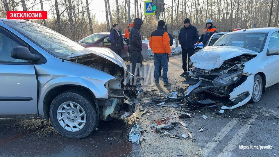 Три человека пострадали в результате ДТП на Рижском проспекте в Пскове