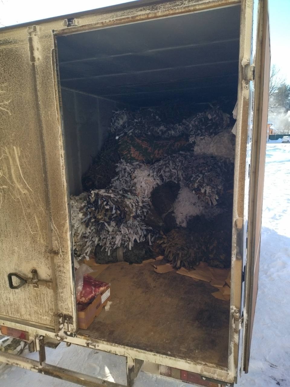 100 маскировочных сетей передали участникам СВО из Псковской области