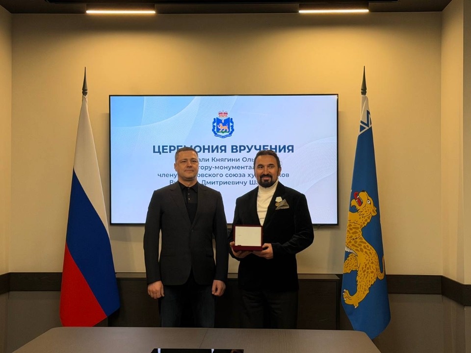 Медаль княгини Ольги вручил скульптору Виталию Шанову губернатор 