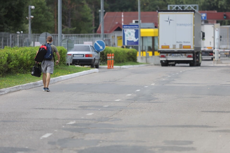Мужчина пытался помочь жене незаконно попасть в Россию через Псковскую область