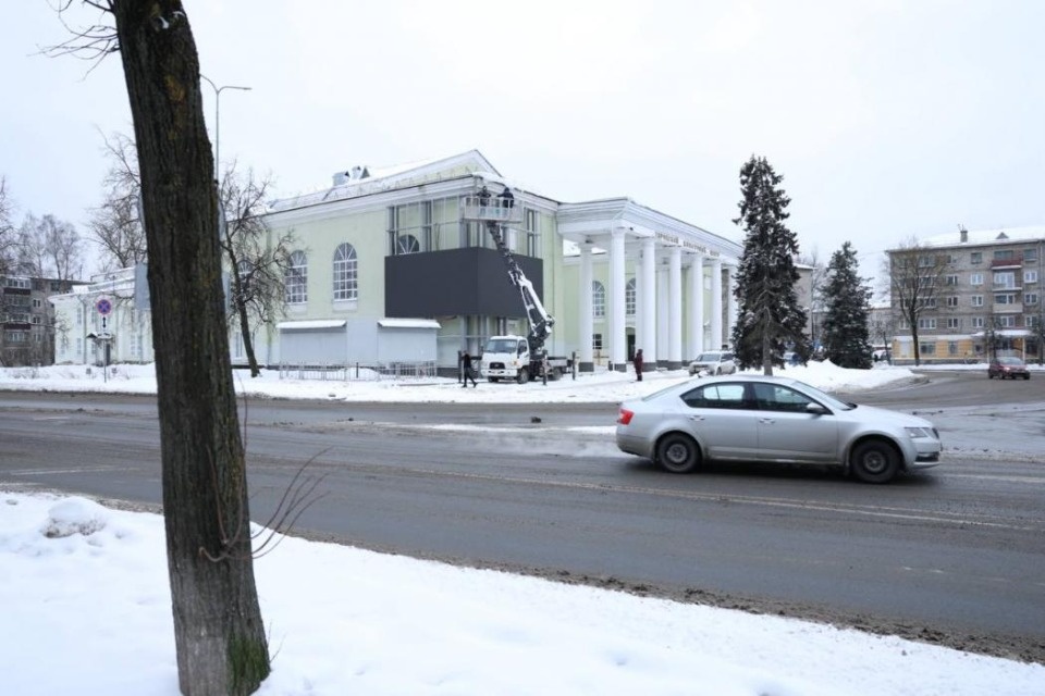 На здании ГКЦ в Пскове устанавливают светодиодный экран 