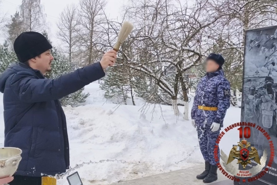 В Пскове освятили памятный знак росгвардейцам, погибшим при исполнении долга