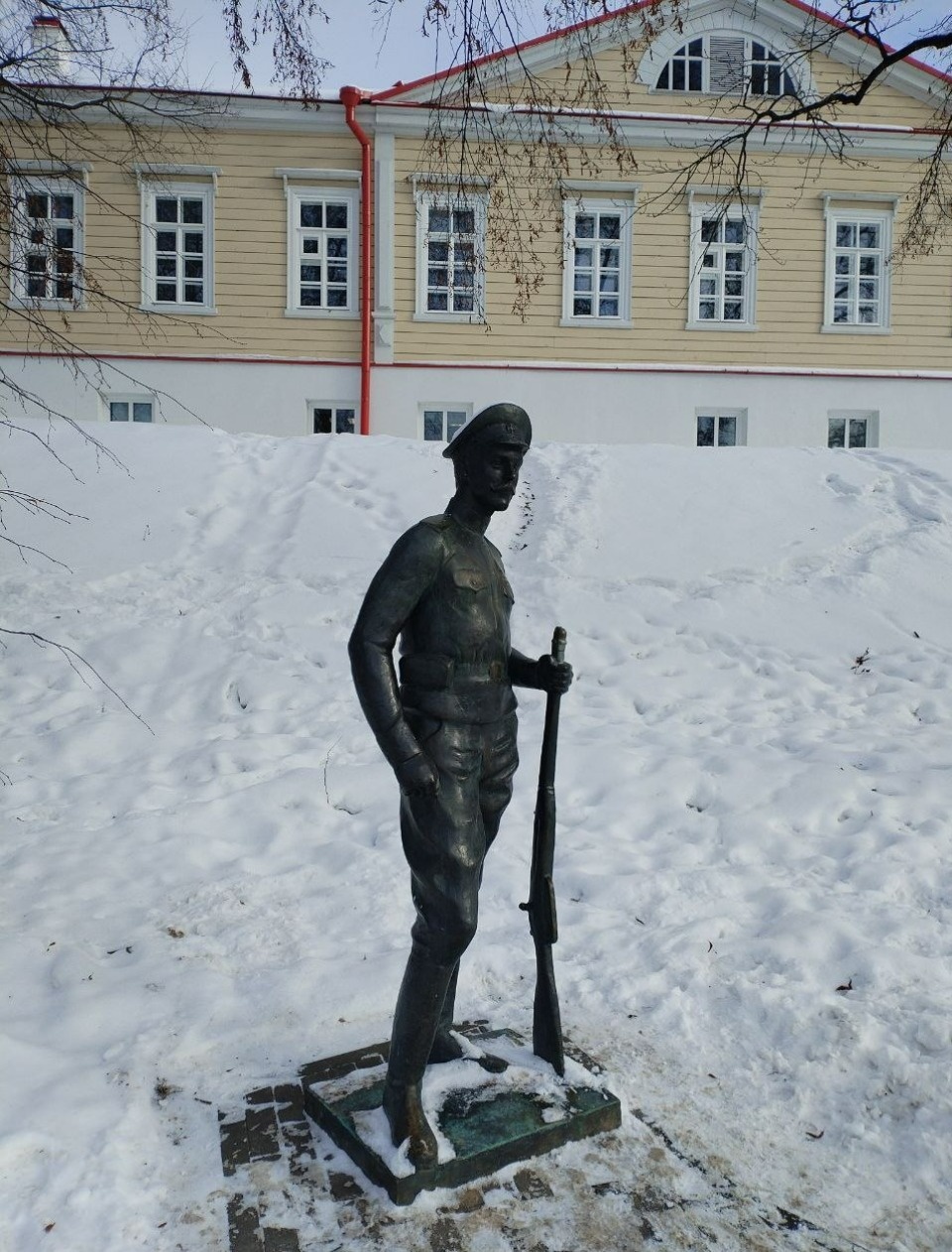 Фигура солдата Первой мировой войны, установленная на набережной в Пскове, снова лишилась штыка