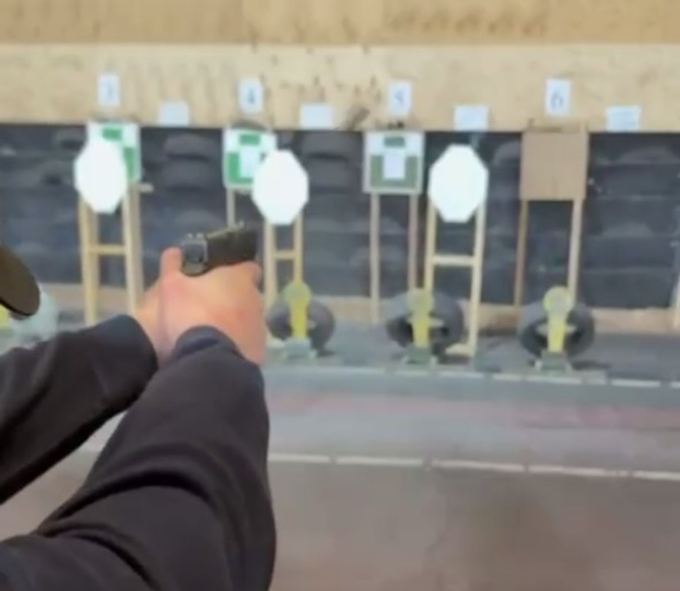 Тренер сборной России по практической стрельбе провел мастер-класс для псковичей Тренер сборной России по практической стрельбе провел мастер-класс для псковичей