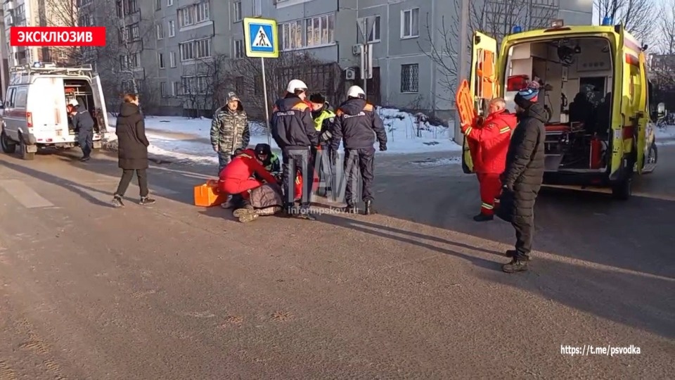 Женщину госпитализировали после наезда автомобиля в Пскове Женщину госпитализировали после наезда автомобиля в Пскове