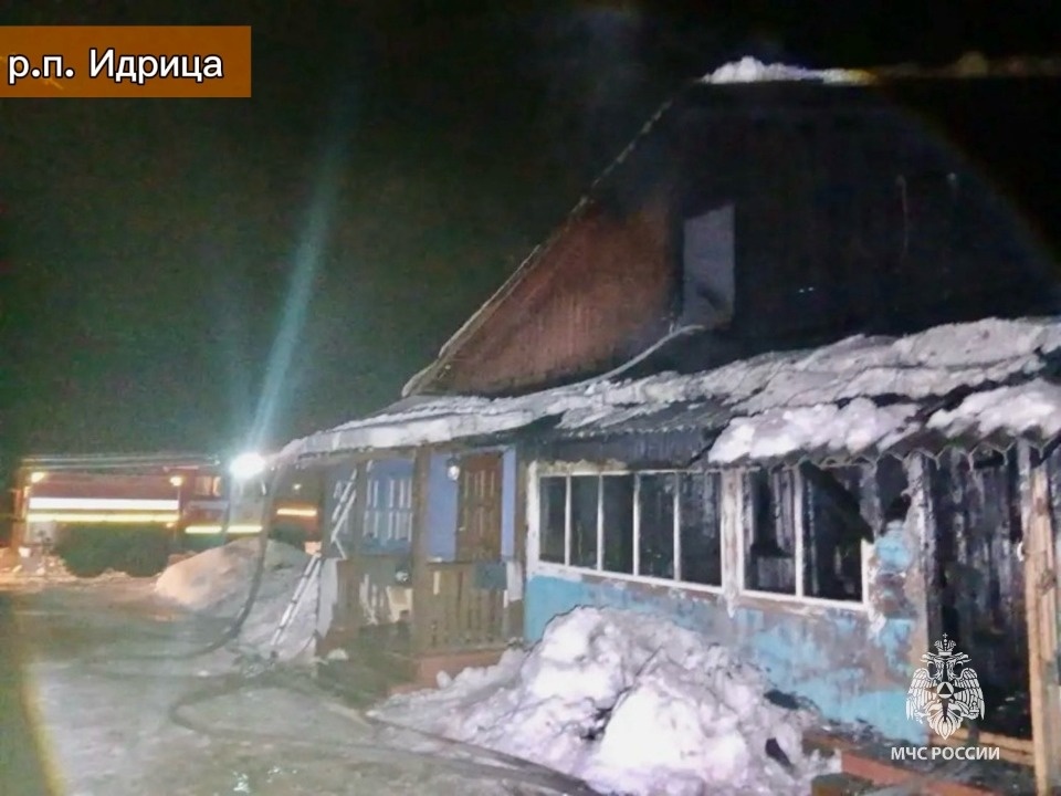 Женщина погибла на пожаре в квартире дома в себежской Идрице