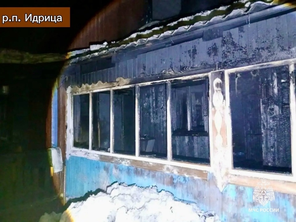 Женщина погибла на пожаре в квартире дома в себежской Идрице