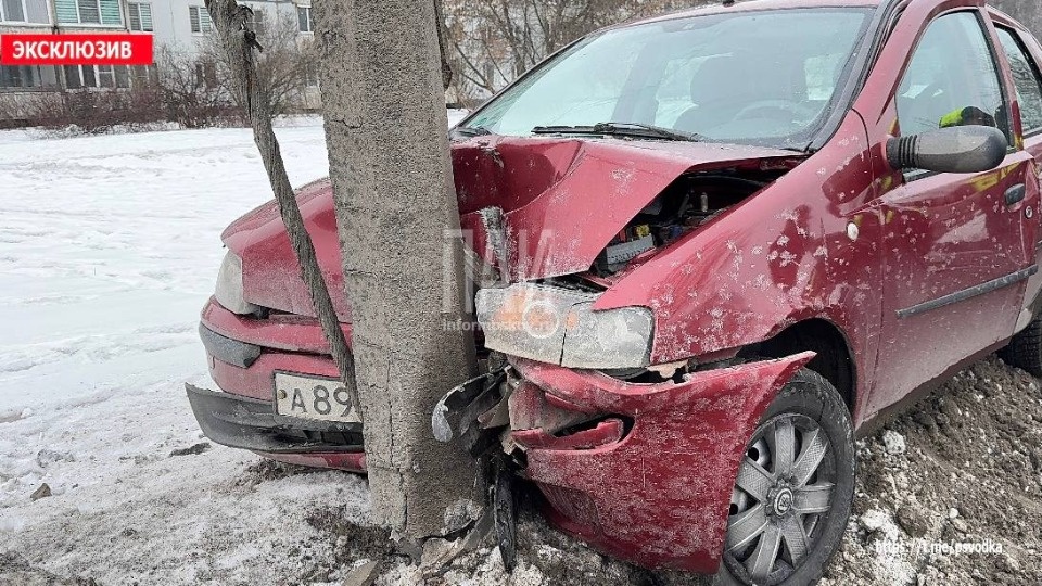 Автомобиль протаранил мачту освещения на Рижском проспекте в Пскове
