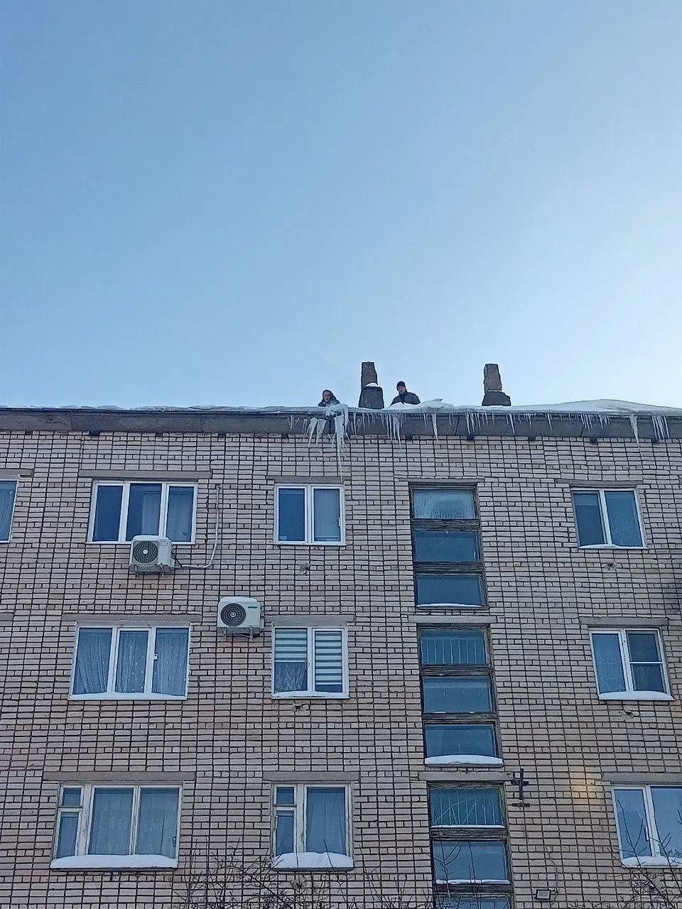 Системная уборка сосулек ведется в Великих Луках Системная уборка сосулек ведется в Великих Луках